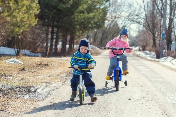 Çocuklar Ilkbaharda Kar Henüz Erimemişken Köy Yolunda Bisiklet Pist Kullanırlar — Stok fotoğraf