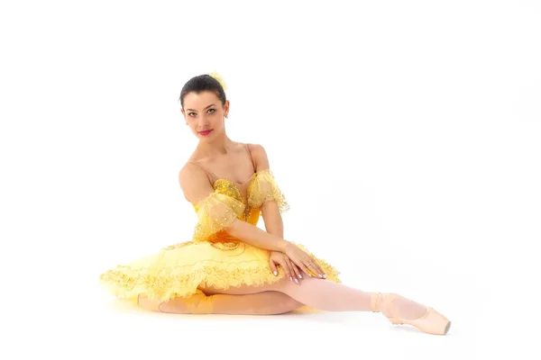 Νεαρή Σύγχρονη Χορεύτρια Μπαλέτου Κίτρινο Φόρεμα Απομονωμένη Λευκό Φόντο — Φωτογραφία Αρχείου