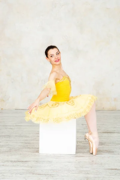 Молодой Балетный Танцор Желтом Платье Позирует Светлой Балетной Комнате — стоковое фото