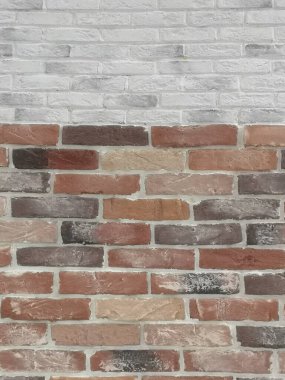 Bir mağazada işlenmiş tuğla işçiliği örneği.