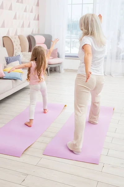 Full Length Back Side View Smiling Blond Mother Yoga Mat — Stock Photo, Image