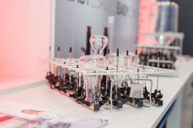 Moskova, Rusya - 14 Nisan 2021: Laboratuvar Araştırmaları için Bulaşık yıkayıcısı Sergi standlarında