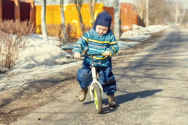 Küçük Beyaz Bir Çocuk Yaşında Dengeli Bisiklet Sürmeyi Öğreniyor Lkbaharda — Stok fotoğraf
