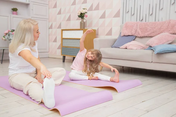 Full Length Front View Smiling Blond Mother Yoga Mat Cute — Stock Photo, Image