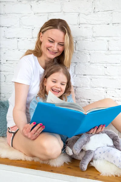 Happy Caucasian Mother Her Daughter Reading Book Smiling While Sitting — Stock Photo, Image