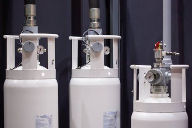 Moskova, Rusya - 14 Nisan 2021: Güvenlik sergisinin tribünlerinde ve köşklerinde gaz söndürme modülleri