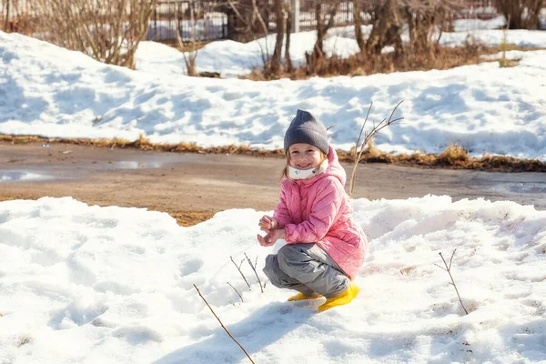 Little Caucasian Girl Years Old Pink Coat Plays Snow Her — Stock Photo, Image