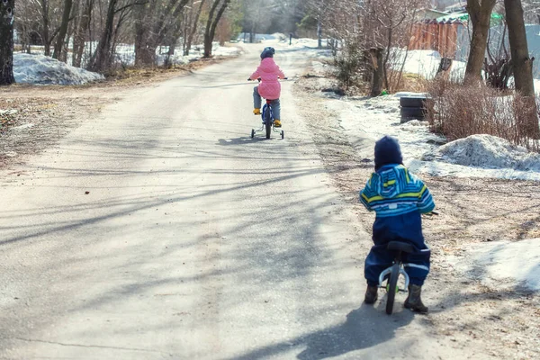 Crianças Andam Bicicleta Bicicleta Longo Estrada Aldeia Primavera Quando Neve — Fotografia de Stock