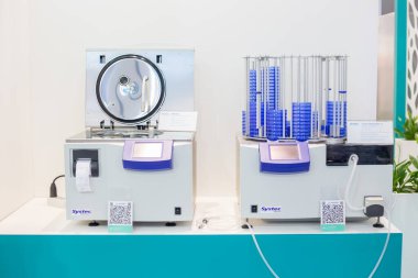 Moskova, Rusya - 14 Nisan 2021: Uluslararası sergi standlarında analitik kimya alanında çeşitli ekipmanlar