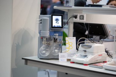 Moskova, Rusya - 14 Nisan 2021: Uluslararası sergi standlarında analitik kimya alanında çeşitli ekipmanlar