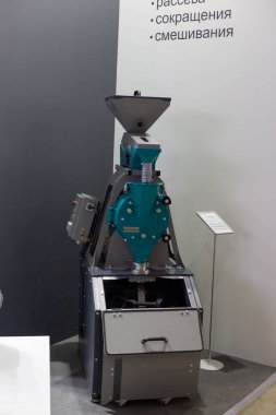 Moskova, Rusya - 14 Nisan 2021: Uluslararası sergi standlarında analitik kimya alanında çeşitli ekipmanlar