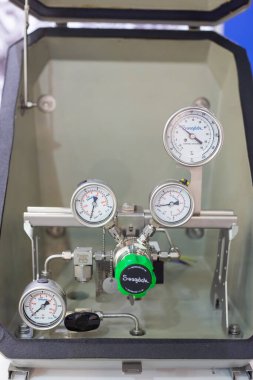 Moskova, Rusya - 14 Nisan 2021: Uluslararası sergi standlarında analitik kimya alanında çeşitli ekipmanlar