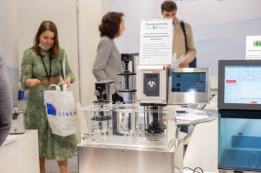 Moskova, Rusya - 14 Nisan 2021: Uluslararası sergi standlarında analitik kimya alanında çeşitli ekipmanlar