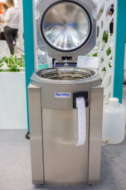 Moskova, Rusya - 14 Nisan 2021: Uluslararası sergi standlarında analitik kimya alanında çeşitli ekipmanlar