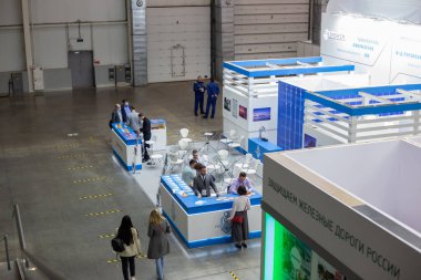 Moskova, Rusya - 14 Nisan 2021: Uluslararası ulaşım ve lojistik hizmetleri sergisindeki farklı şirketlerin sergisi