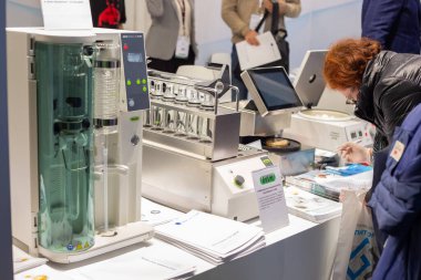 Moskova, Rusya - 14 Nisan 2021: Uluslararası sergi standlarında analitik kimya alanında çeşitli ekipmanlar