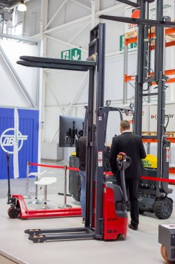 Moskova, Rusya - 14 Nisan 2021: Uluslararası ulaşım ve lojistik hizmetleri sergisinde çeşitli forklift kamyonları ve depo araçları