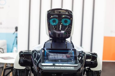 Moskova, Rusya - 14 Nisan 2021: Uluslararası Ulaştırma ve Lojistik Hizmetleri sergisindeki sergilerden birinin standında bir robot