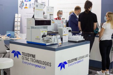 Moskova, Rusya - 14 Nisan 2021: Uluslararası sergi standlarında analitik kimya alanında çeşitli ekipmanlar