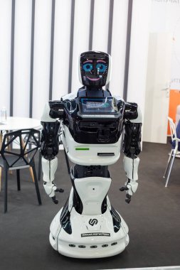 Moskova, Rusya - 14 Nisan 2021: Uluslararası Ulaştırma ve Lojistik Hizmetleri sergisindeki sergilerden birinin standında bir robot
