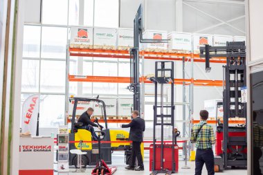 Moskova, Rusya - 14 Nisan 2021: Uluslararası ulaşım ve lojistik hizmetleri sergisinde çeşitli forklift kamyonları ve depo araçları