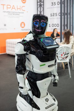 Moskova, Rusya - 14 Nisan 2021: Uluslararası Ulaştırma ve Lojistik Hizmetleri sergisindeki sergilerden birinin standında bir robot