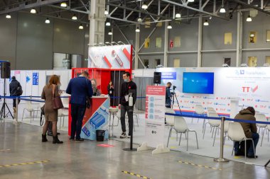 Moskova, Rusya - 14 Nisan 2021: Uluslararası ulaşım ve lojistik hizmetleri sergisi sunumları ve konferansları için Hall, koridorda boş sandalyeler
