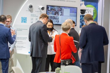 Moskova, Rusya - 14 Nisan 2021: Bir şirket temsilcisi bir güvenlik sergisinde ürünlerini sundu