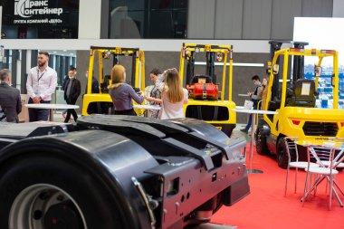 Moskova, Rusya - 14 Nisan 2021: Uluslararası ulaşım ve lojistik hizmetleri sergisinde çeşitli forklift kamyonları ve depo araçları