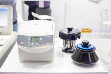 Moskova, Rusya - 14 Nisan 2021: Uluslararası sergi standlarında analitik kimya alanında çeşitli ekipmanlar