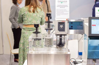 Moskova, Rusya - 14 Nisan 2021: Uluslararası sergi standlarında analitik kimya alanında çeşitli ekipmanlar