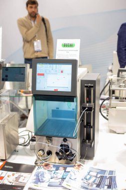 Moskova, Rusya - 14 Nisan 2021: Uluslararası sergi standlarında analitik kimya alanında çeşitli ekipmanlar