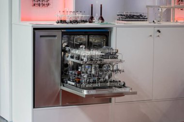 Moskova, Rusya - 14 Nisan 2021: Laboratuvar Araştırmaları için Bulaşık yıkayıcısı Sergi standlarında