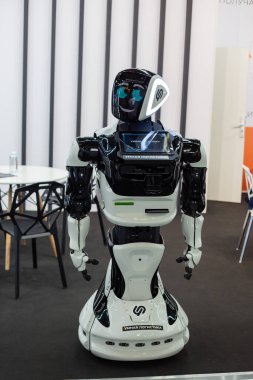 Moskova, Rusya - 14 Nisan 2021: Uluslararası Ulaştırma ve Lojistik Hizmetleri sergisindeki sergilerden birinin standında bir robot