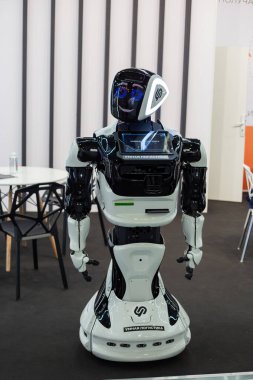Moskova, Rusya - 14 Nisan 2021: Uluslararası Ulaştırma ve Lojistik Hizmetleri sergisindeki sergilerden birinin standında bir robot