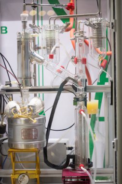 Moskova, Rusya - 14 Nisan 2021: Uluslararası sergi standlarında analitik kimya alanında çeşitli ekipmanlar