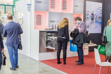 Moskova, Rusya - 14 Nisan 2021: İnsanlar sergideki çeşitli standlara ve ekipmanlara bakıyorlar