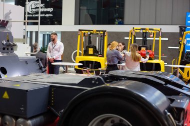 Moskova, Rusya - 14 Nisan 2021: Uluslararası ulaşım ve lojistik hizmetleri sergisinde çeşitli forklift kamyonları ve depo araçları