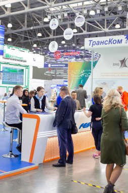 Moskova, Rusya - 14 Nisan 2021: Sergiyi ziyaret edenler, Uluslararası Ulaştırma ve Lojistik Hizmetleri sergisinde duruyor