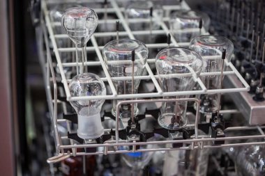 Moskova, Rusya - 14 Nisan 2021: Laboratuvar Araştırmaları için Bulaşık yıkayıcısı Sergi standlarında