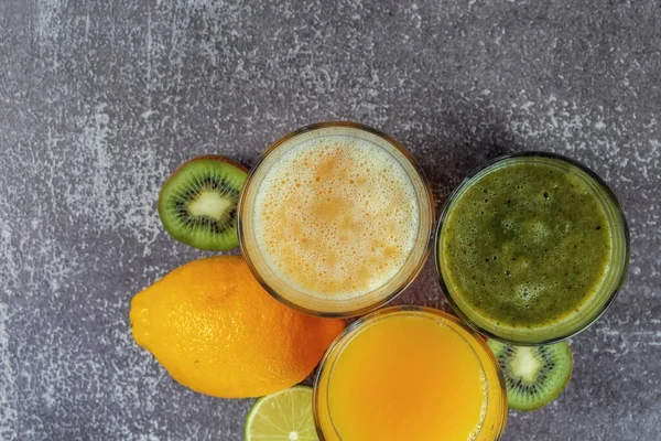 Top View Glasses Orange Juice Banana Kiwi Spinach Smoothies — Stock Photo, Image
