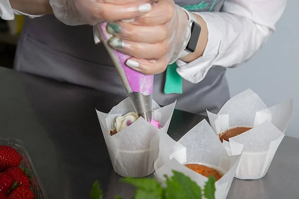Menina Cozinha Cupcakes Casa Enche Recheio Mulher Mãos Chef Segurando — Fotografia de Stock
