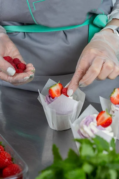 Mulher Mãos Chef Decoração Cupcakes Com Creme Manteiga Rosa Bagas — Fotografia de Stock