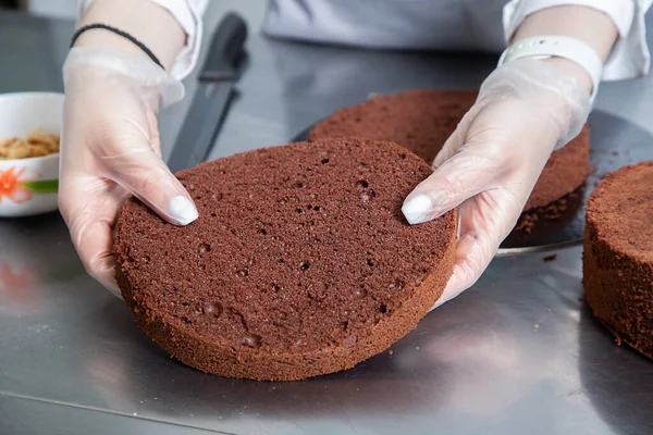 Womans Mãos Chef Segurando Camadas Bolo Chocolate Empilhá Los Mesa — Fotografia de Stock