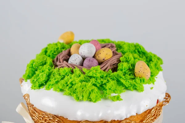 Ciasto Wielkanocne Ciasta Drożdżowego Ozdobione Jadalnym Mchem Gniazdem Czekoladowymi Jajkami — Zdjęcie stockowe