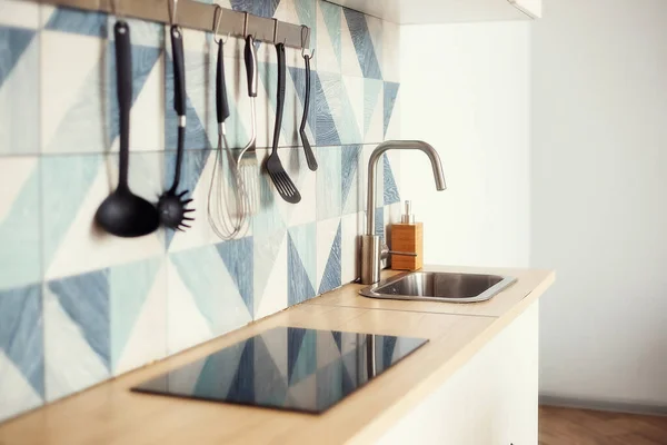 Espátulas Cozinha Que Entregam Trilhos Uma Parede Azulejos Com Padrão — Fotografia de Stock