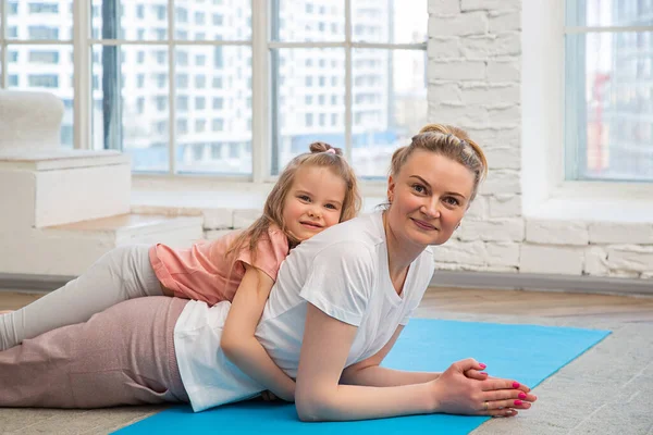 Portrait Mother Her Preschool Aged Caucasian Daughter Sportswear Lying Yoga — Stock Photo, Image