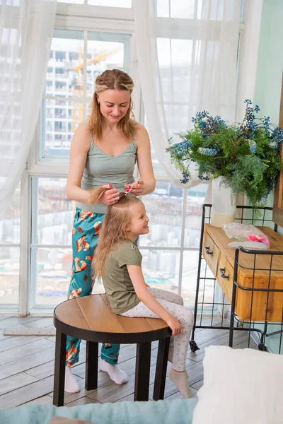 Portrait of mother combing her preschool-aged caucasian daughter — Stock Photo, Image