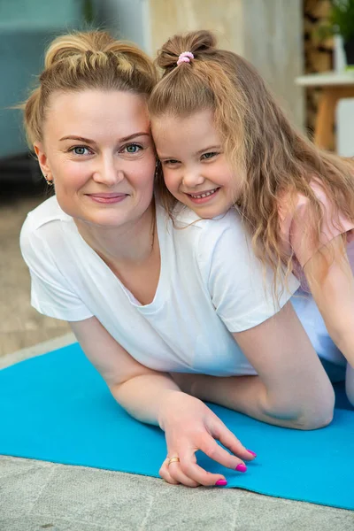 Portrait Mother Her Preschool Aged Caucasian Daughter Sportswear Lying Yoga — Stock Photo, Image