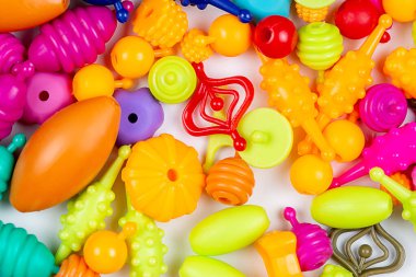 Çocukların yaratıcılığı için boncuklar, beyaz arka planda bilezikler, kolyeler ve yüzükler yapabilirsiniz.